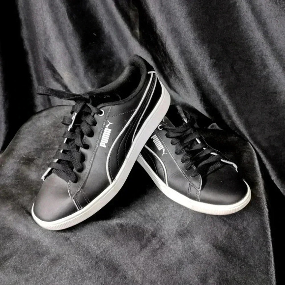 Puma Shoes - Brand new size women's 6 black with puma logo shoes never worn